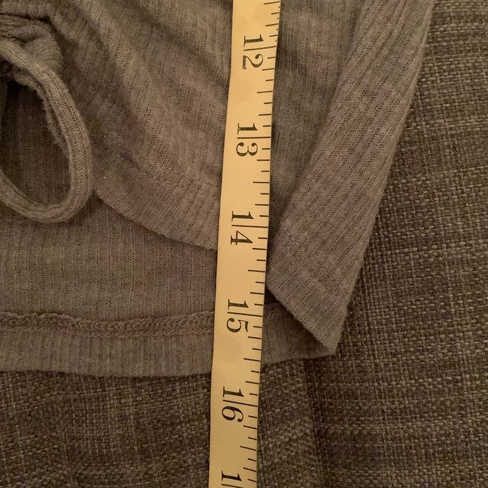 F21 🩶 Top - Picture 3 of 4